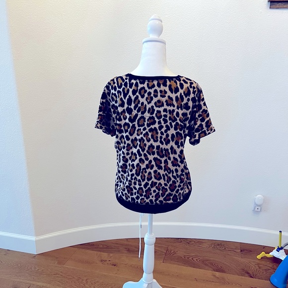 Secret Treasures Short Sleeve Dolman Style Leopard Top Kangaroo Pocket - Size L - Picture 2 of 4